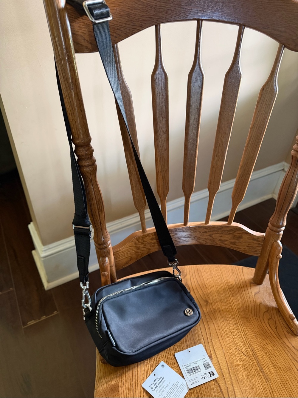 lululemon Everywhere Crossbody Bag Metal Hardware - Picture 2 of 3